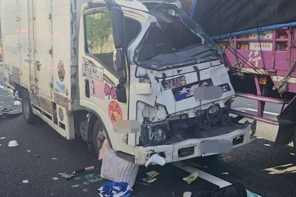 國1新竹段多車碰撞　小貨車駕駛夾困車內腿骨折送醫