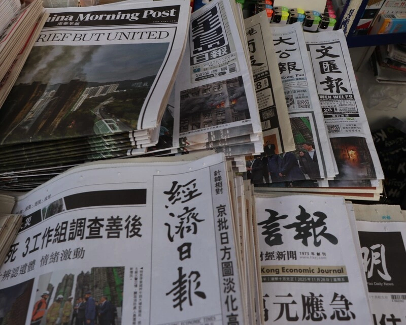 香港報章套黑  悼念大火罹難者