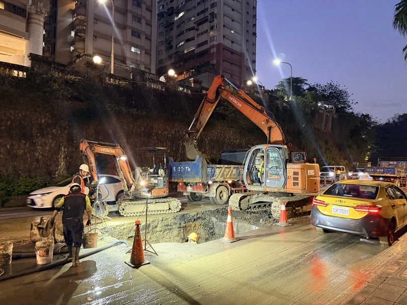 基隆麥金路管線漏水搶修中