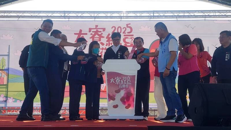 高雄大寮紅豆花田季登場　陳其邁出席（2）