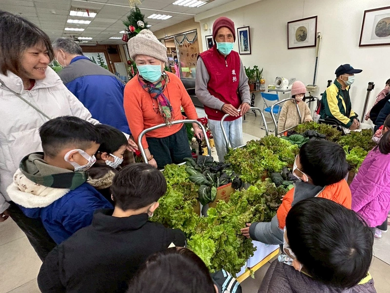 介壽國中小菜園豐收　幼兒園生愛心送暖