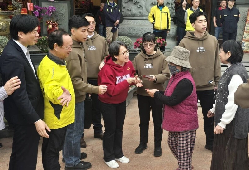 蕭副總統宜蘭參拜發福袋  盼國泰民安國人團結