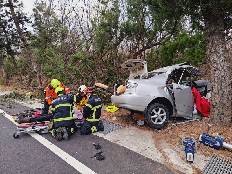 澎湖縣道白沙段車禍  黃姓夫婦命危送醫