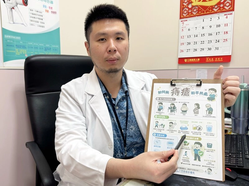 馬桶上滑手機逾5分鐘　罹患痔瘡風險容易提高
