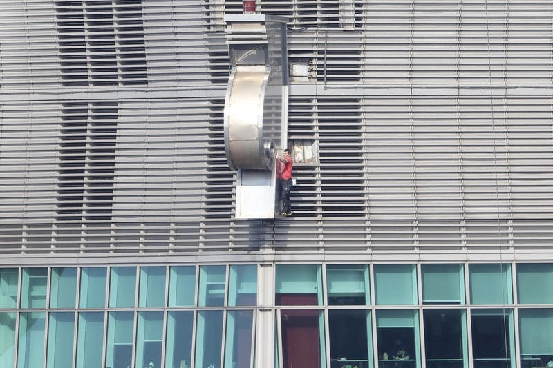 霍諾德挑戰徒手獨攀台北101　穩定緩上