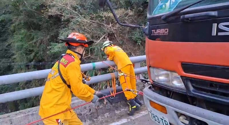 8旬婦騎車疑自撞護欄墜橋下　命危送醫（2）