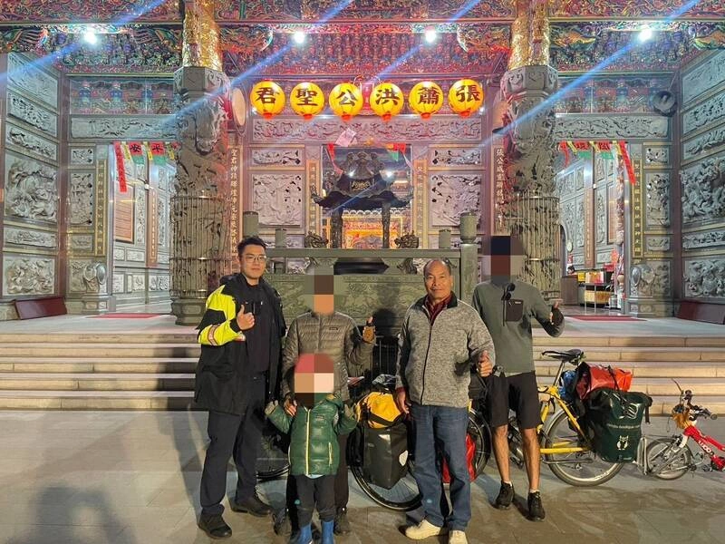法籍一家3口單車環島陷困境 台中警助宿廟埕獲讚