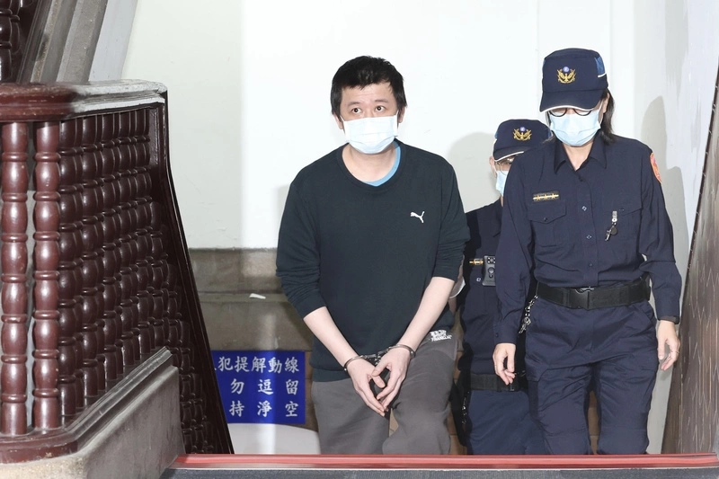 何仁傑涉共諜案　法警提解出庭應訊（1）