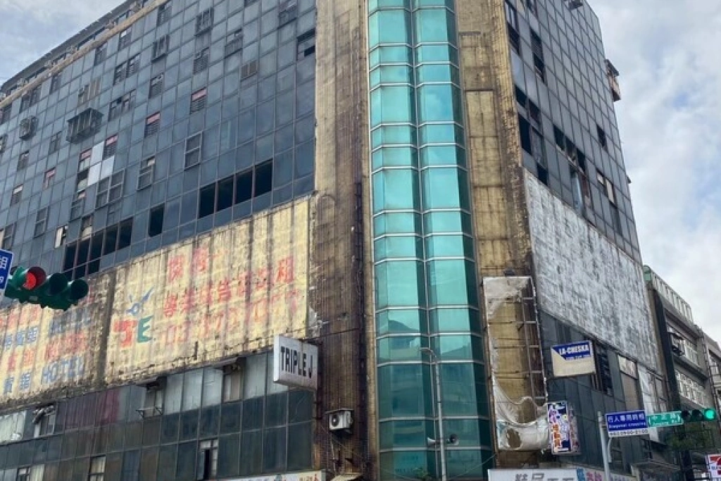 桃園中壢財神大樓沒落如廢墟　產權持分多都更停滯