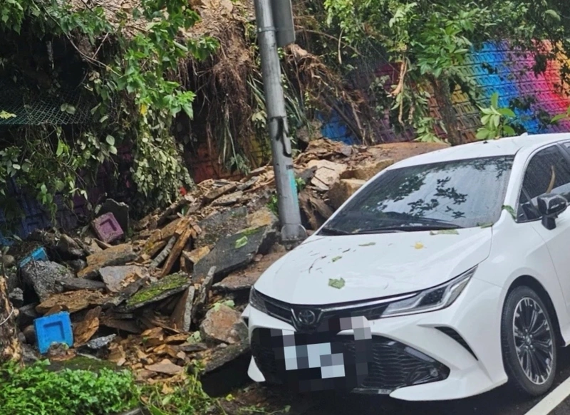 北市降豪雨　內湖多處積淹水、土石流波及1汽車