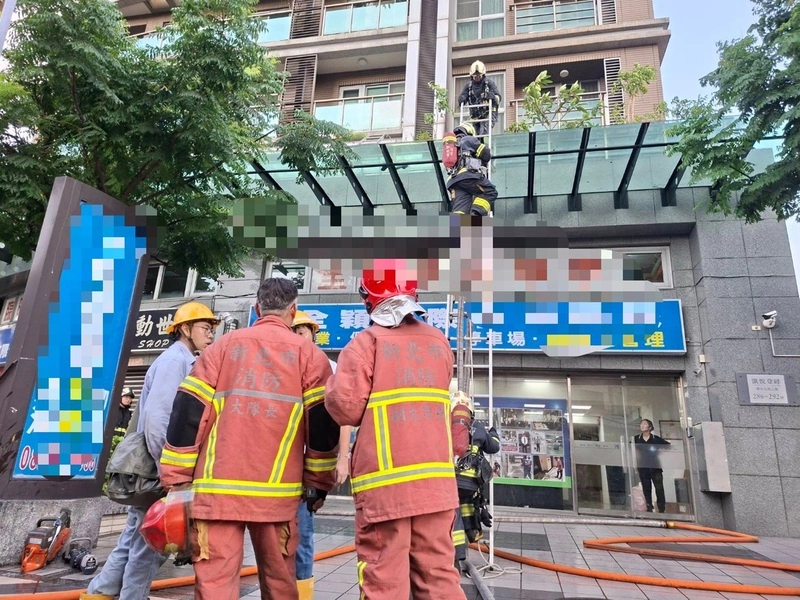 三重大樓火警　2人一度受困屋簷順利獲救