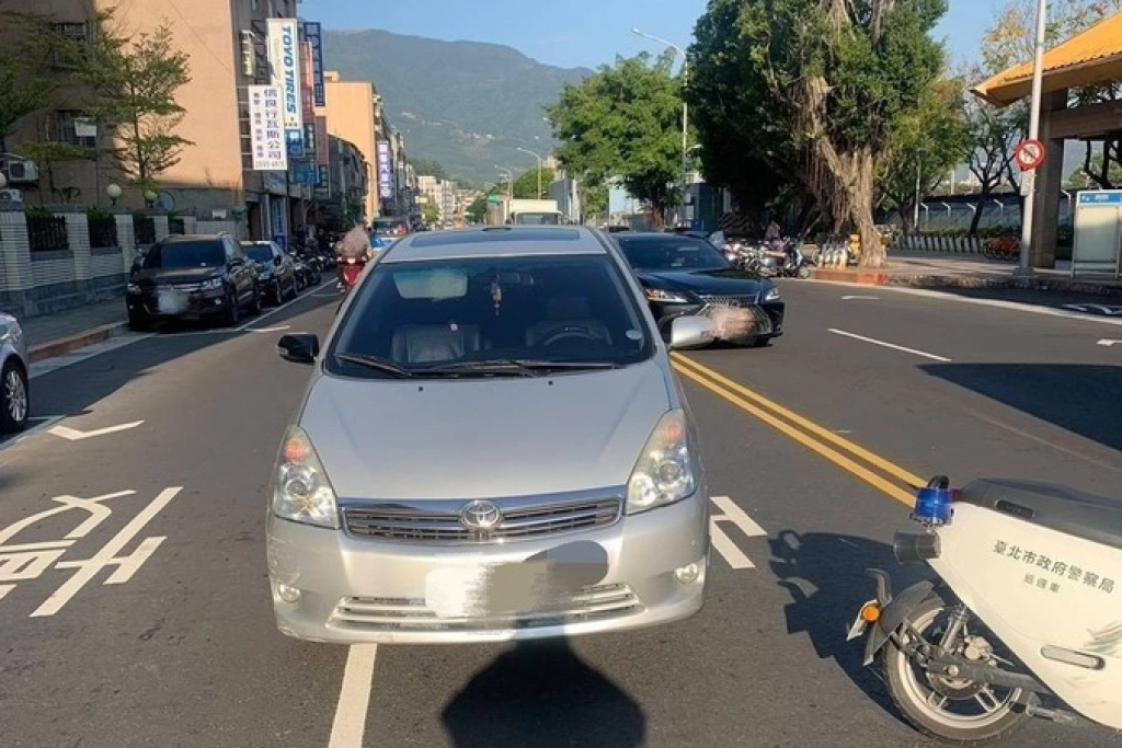 北市警攔查汽車不慎摔傷　駕駛稱陽光刺眼致違規