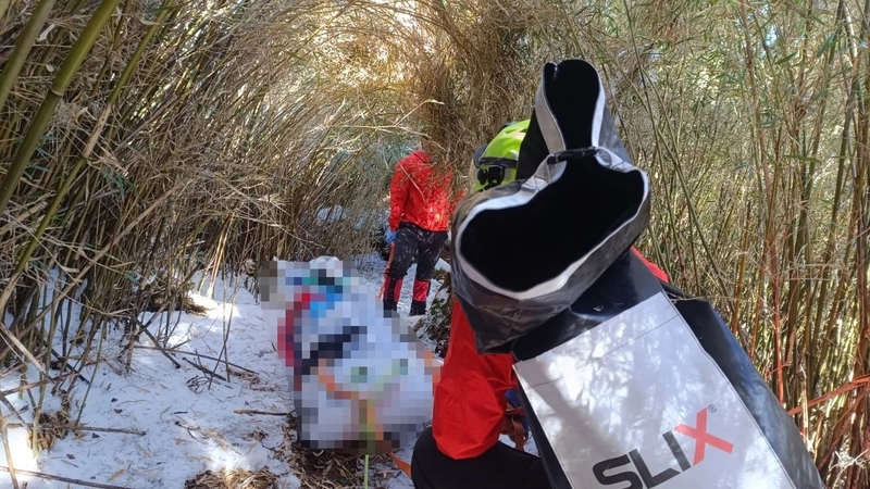 男攀雪山失溫死亡　遺體運送下山