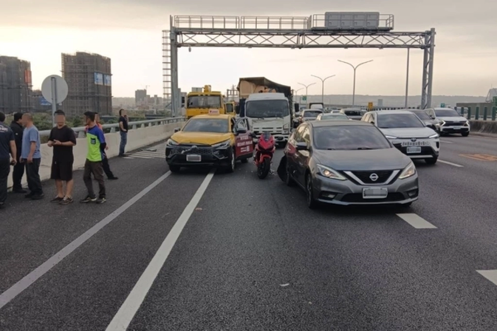 台74線台中北屯段5車追撞　5人送醫治療