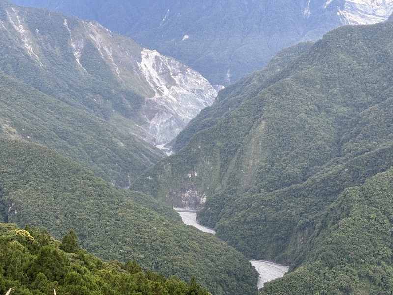 萬里溪堰塞湖持續穩定溢流  馬太鞍溪原堰塞湖區已無蓄水