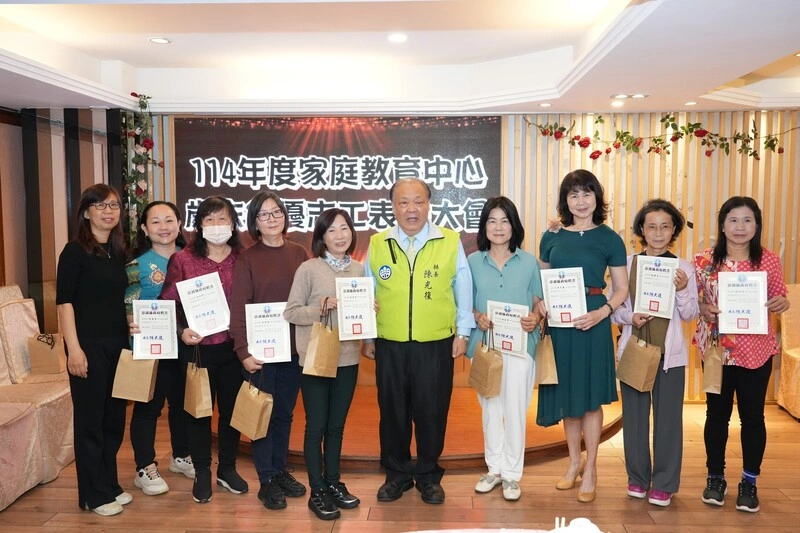 澎湖縣長陳光復表揚績優志工