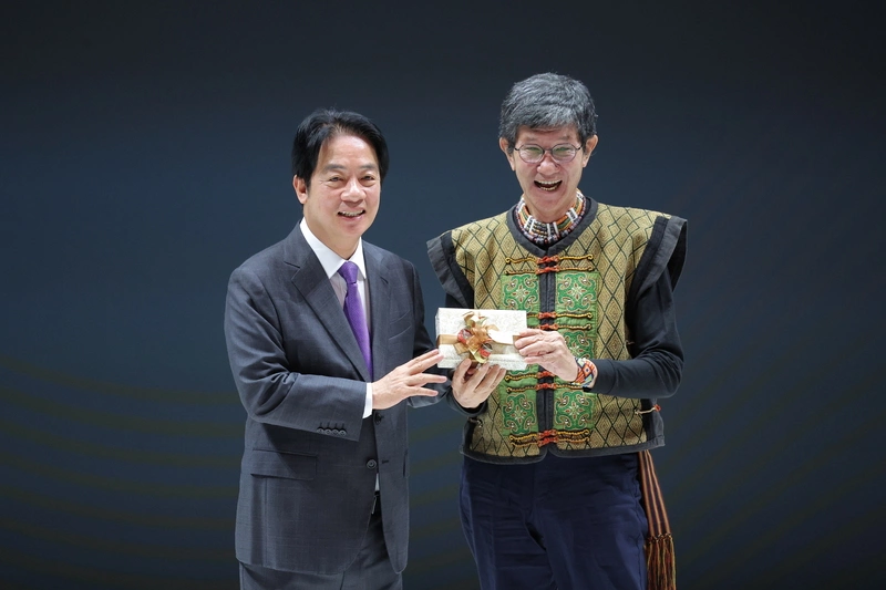 賴總統出席國家文藝獎　感謝藝術家以創作書寫台灣