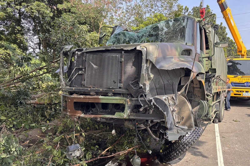 台南山上區軍用卡車失控自撞釀2傷