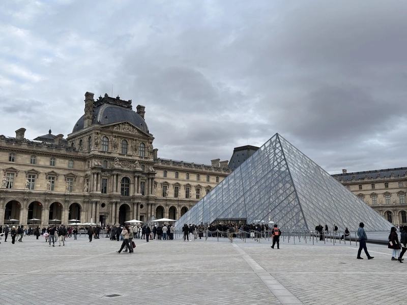 羅浮宮管線漏水損及數百件文獻