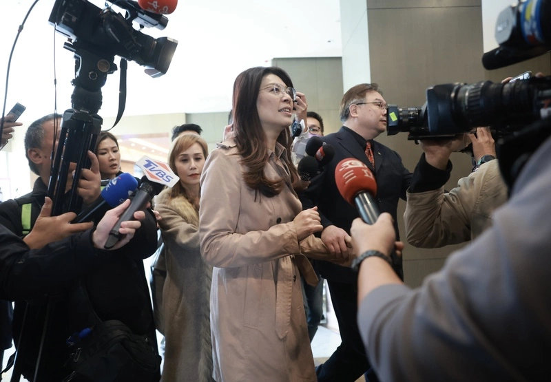 鄭麗文出席1111人力銀行幸福企業頒獎典禮