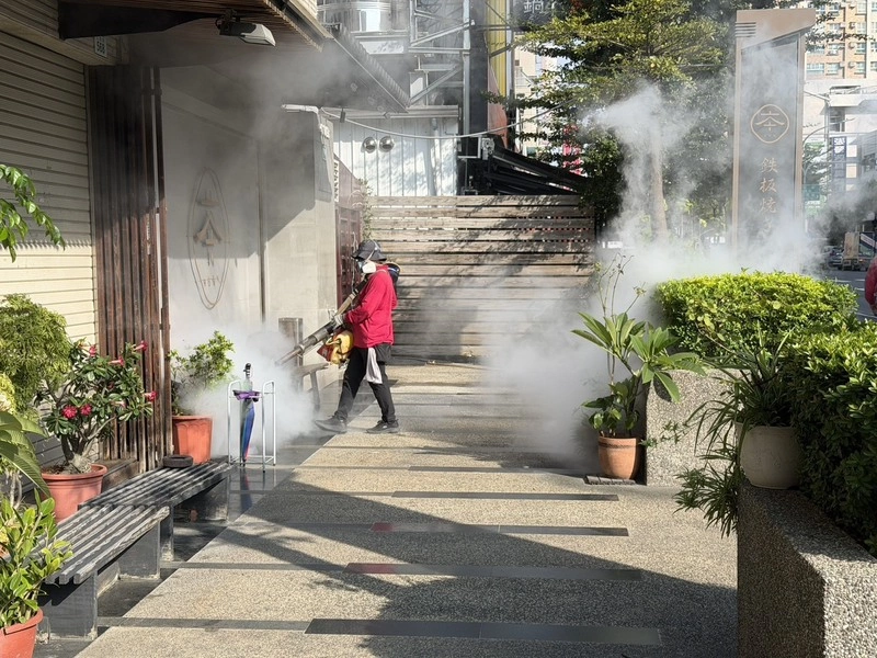 高市新增登革熱確診　防疫團隊緊急噴藥清消