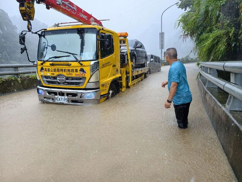 苗縣泰安苗62線淹慘　車輛拋錨、泡湯客暫避飯店