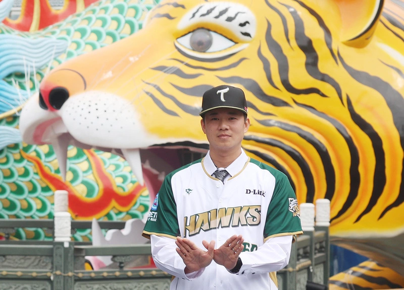 黃子鵬加盟台鋼雄鷹隊