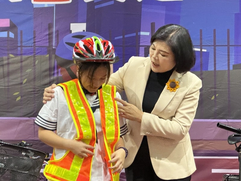 雲林守護小騎士　單車通勤生獲LED反光背心