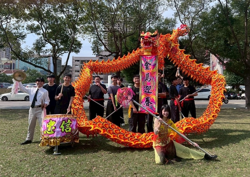 新竹忠信學校3/3元宵走街　沿途送紀念幣年卡