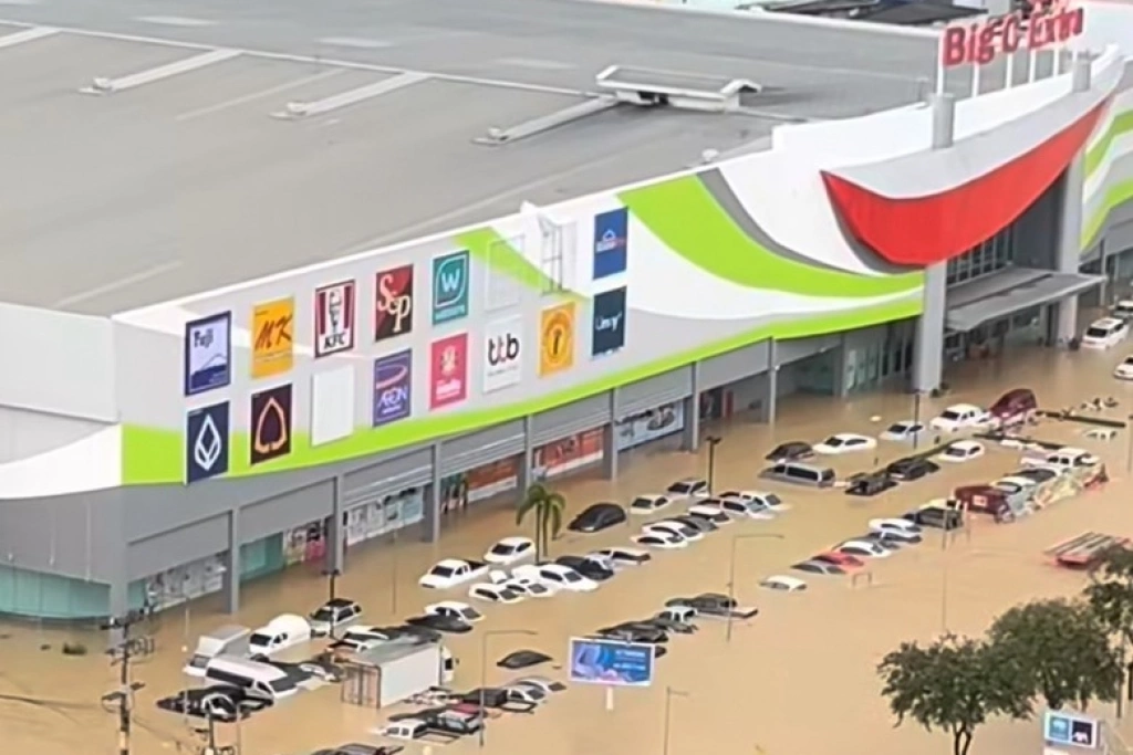 泰國南部宋卡府的合艾商場停車場遭洪水淹沒