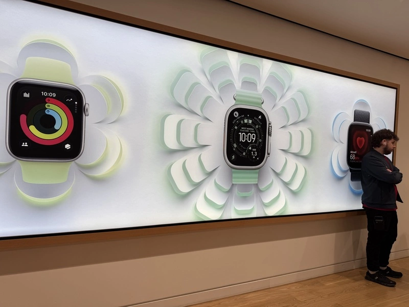 蘇黎世Apple直營店的巨型智慧型手錶廣告