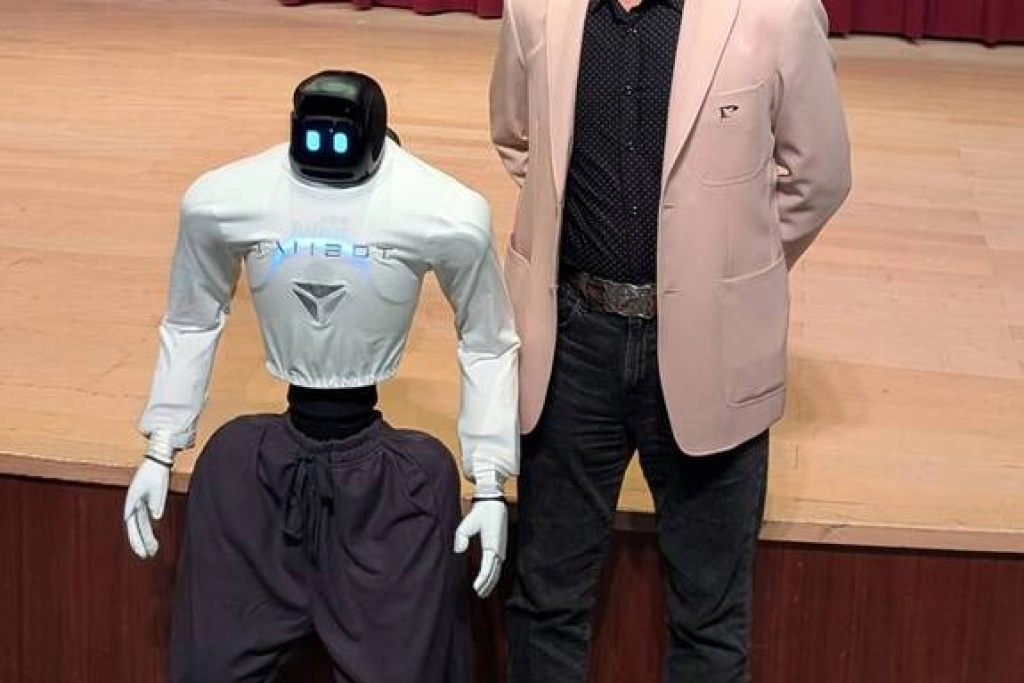 上緯人形機器人整合AI動作識別　呈現人機共舞