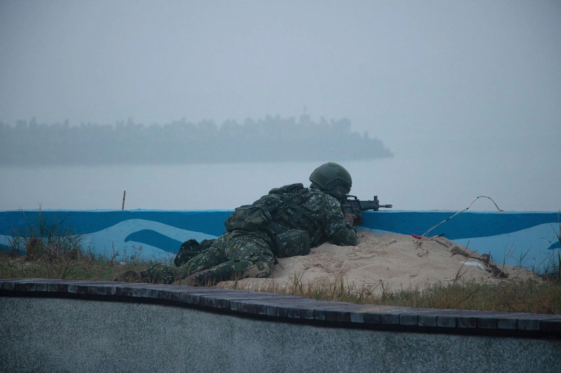 金門拂曉太武操演　火砲實彈射擊模擬敵登陸作戰