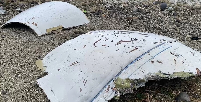 蘭嶼海邊發現疑飛行物殘骸（1）