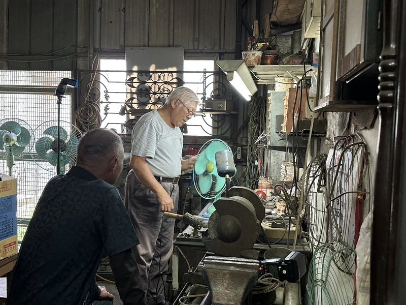 民眾攜老電扇請鄭清木維修