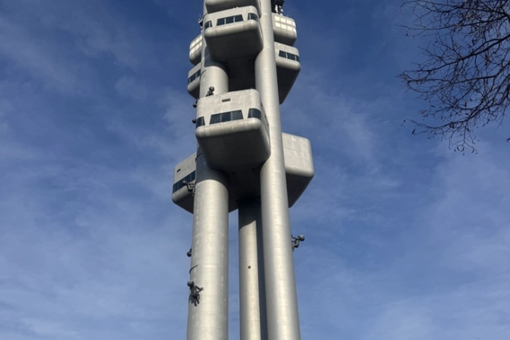 布拉格電視塔遭評世界最醜建築　爭議中轉型觀光地標