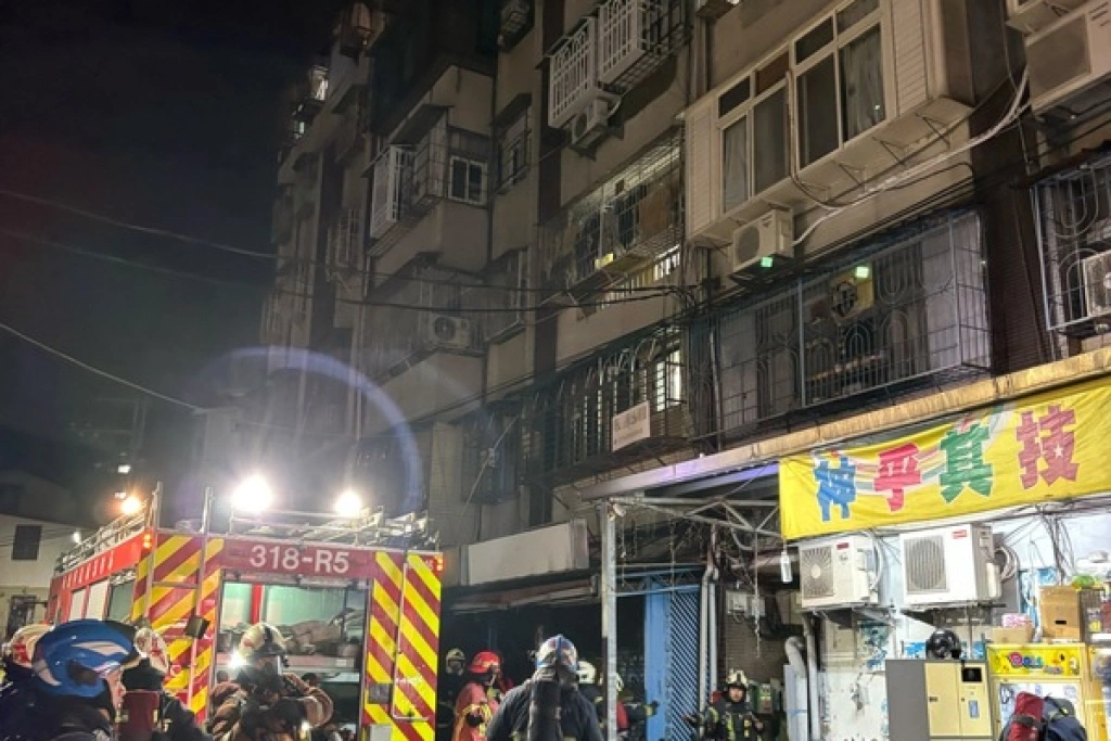 泰山公寓疑電器走火　出租套房救出4人