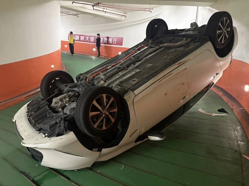 女開車進停車場不慎擦牆翻車（2）