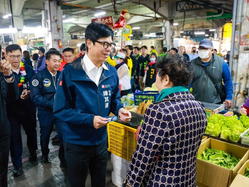 陳其邁清晨巡訪果菜市場拜早年關心農產品供應