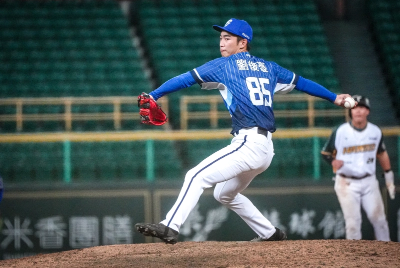 悍將慘敗野手劉俊豪投球　魔鷹解鎖右打圓夢