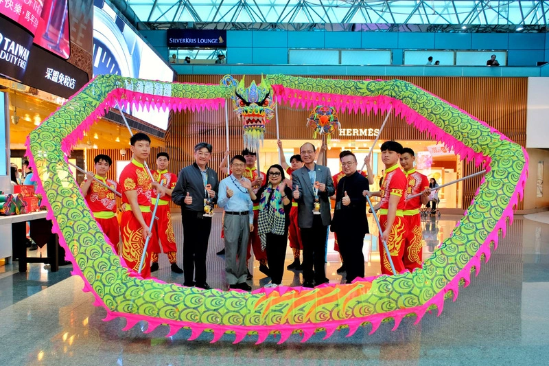 國體大受邀桃機快閃舞龍　免稅店傳遞文化送小提燈
