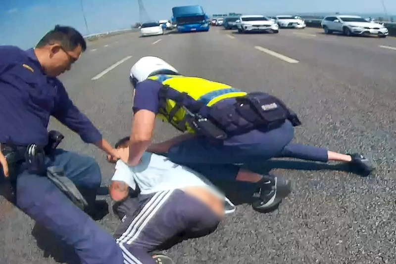 南投男涉毒駕未掛車牌　拒檢撞警車國道上遭逮