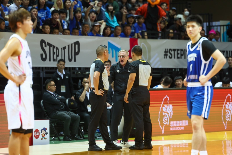 世界盃男籃亞洲區資格賽台日戰  圖奇與裁判溝通