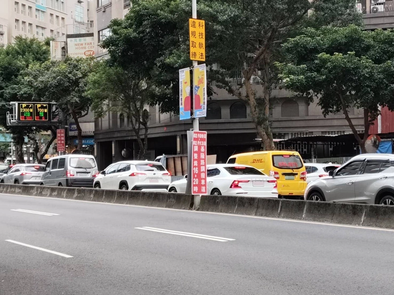 北市警維護春節前交通 延長基隆路調撥車道時間