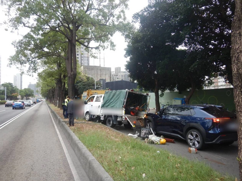 台中西屯區垃圾車遭撞