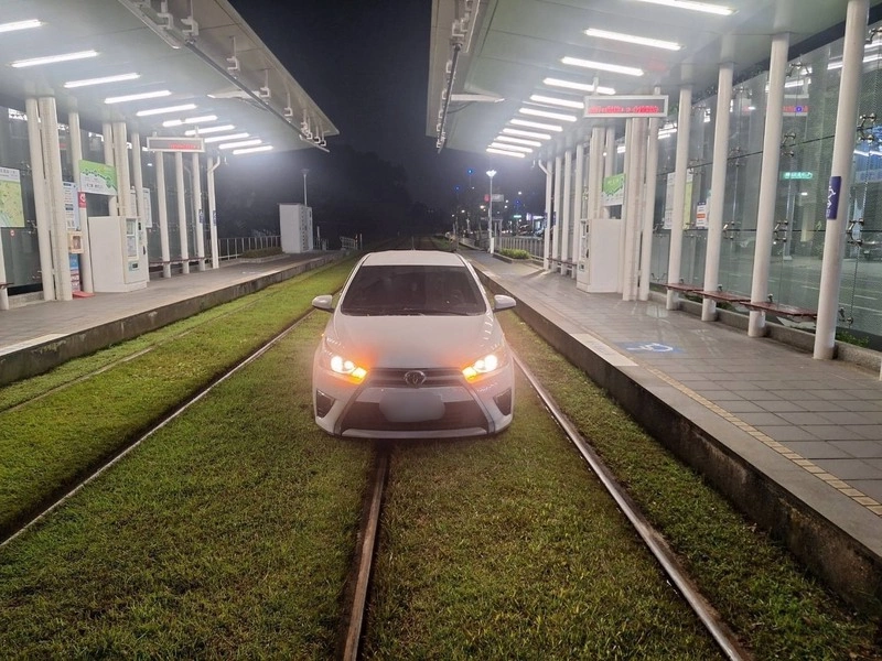 7旬婦開車誤入高雄輕軌軌道　違法遭函送偵辦