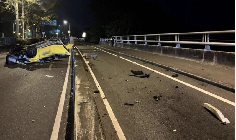 彰化計程車疑避流浪貓撞護欄翻車