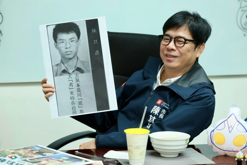陳其邁分享雄中舊照憶青春　邀民眾春節走春高雄