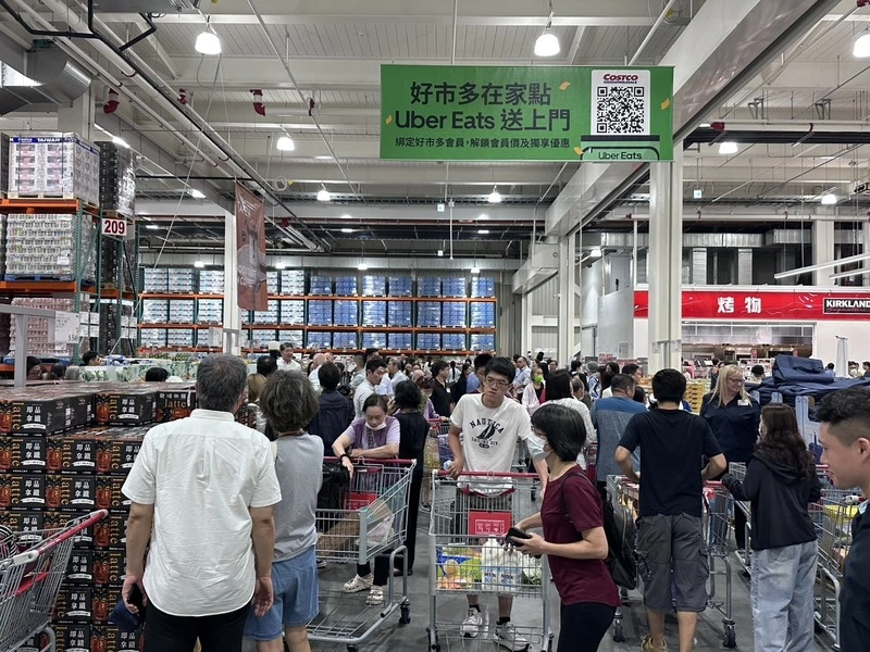 好市多新高雄店開幕湧人潮 首日機車動線混亂引民怨