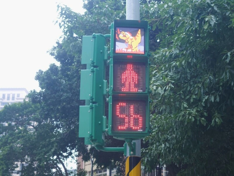 科博館恐龍行人號誌戴上耶誕帽